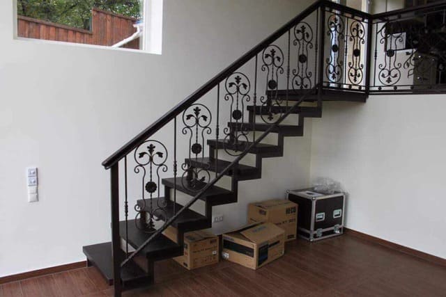 Металлические лестницы на второй этаж дома